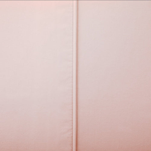 Matching piping on pillowcases and duvet covers