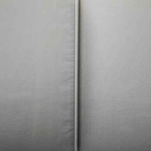 Matching piping on pillowcases and duvet covers